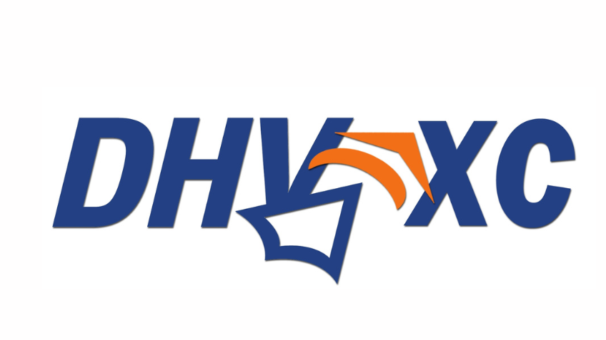 Auf dem Bild ist der Text „DHV XC“ in fetten blauen Buchstaben zu sehen, zusammen mit einem abstrakten Motiv aus zwei sich überlappenden Blättern und einem orangefarbenen Pfeil zwischen „V“ und „X“ auf weißem Hintergrund.