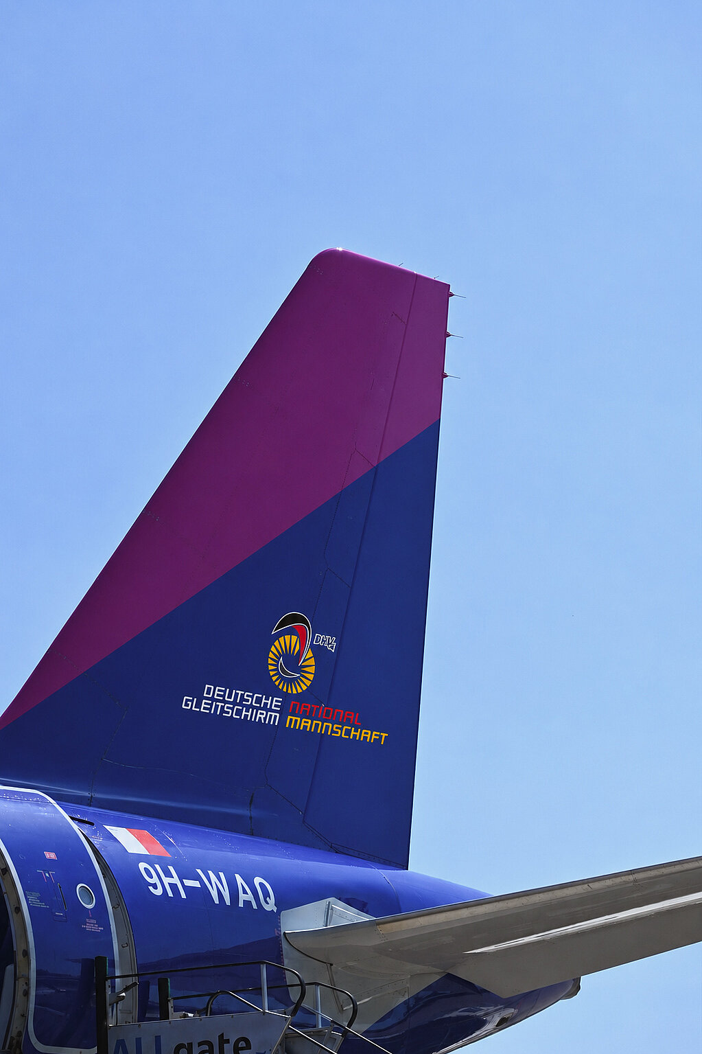 Heck eines blauen Flugzeugs mit der Aufschrift der Deutschen Gleitschirm-Nationalmannschaft.