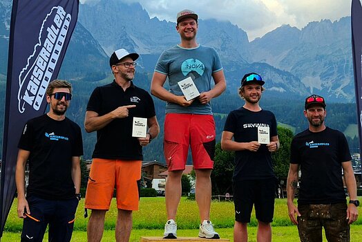 Sieger der Sportklasse vor Alpenkulisse