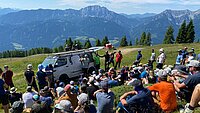 Gruppe Pilotinnen und Piloten beim Briefing