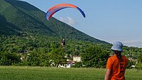Fluglehrer und Flugschüler am Landeplatz