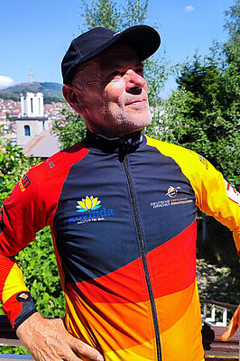 Sportler im Deutschland-Trikot mit Blick in den Himmel gerichtet