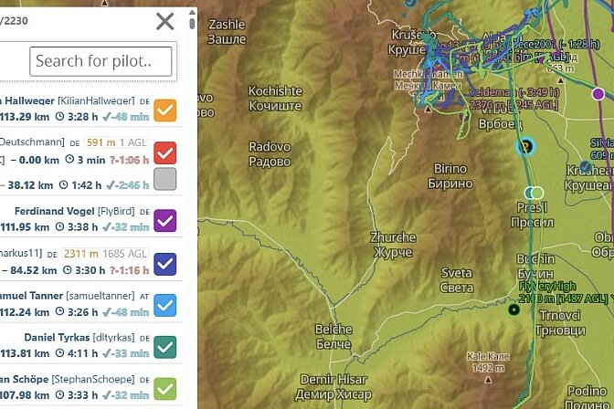 Live-Tracking-Karte mit farbigen Flugspuren und einer Pilotenliste.