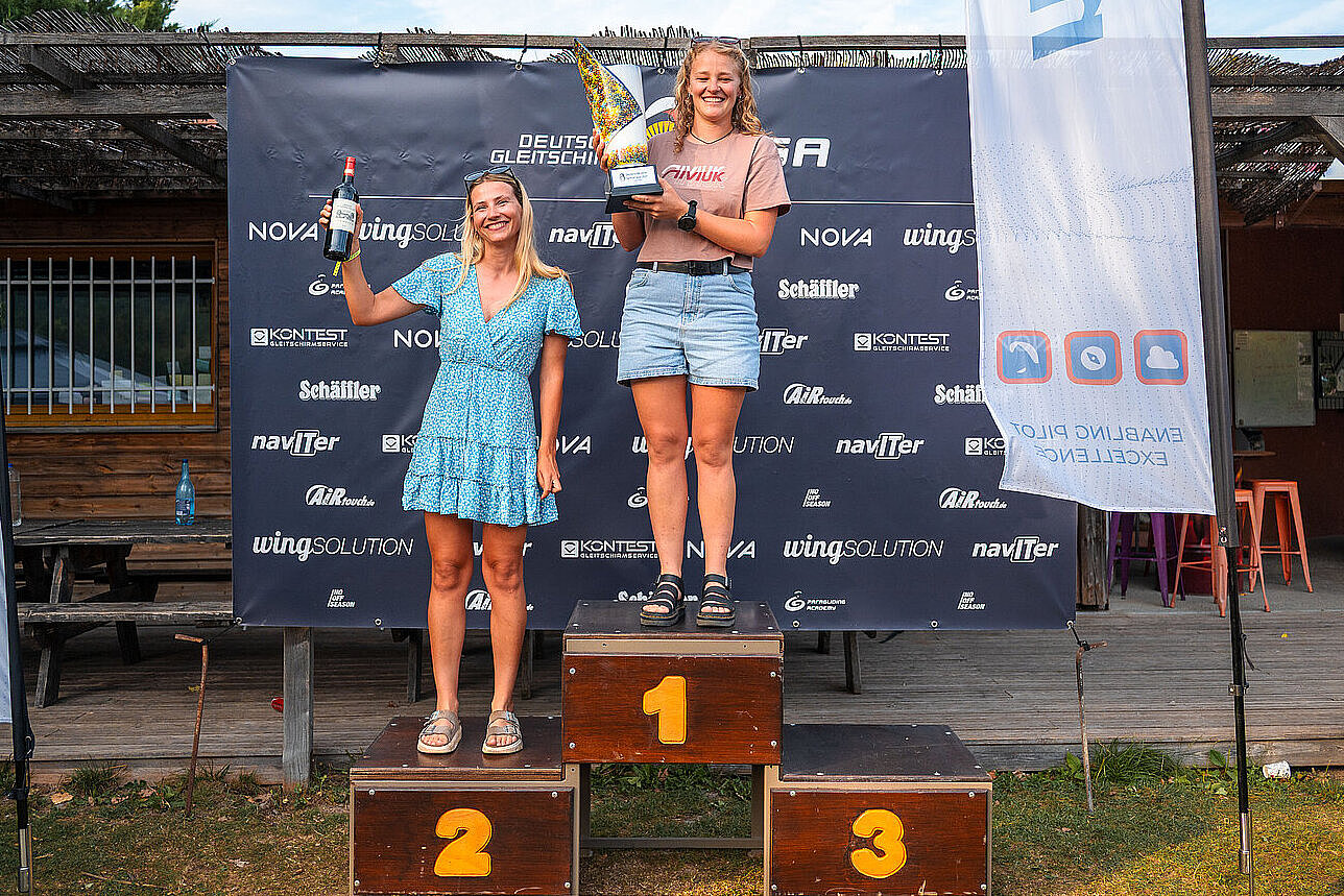 Zwei Frauen auf dem Podium der Siegerehrung