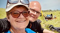 Mann und Frau lächeln in die Kamera