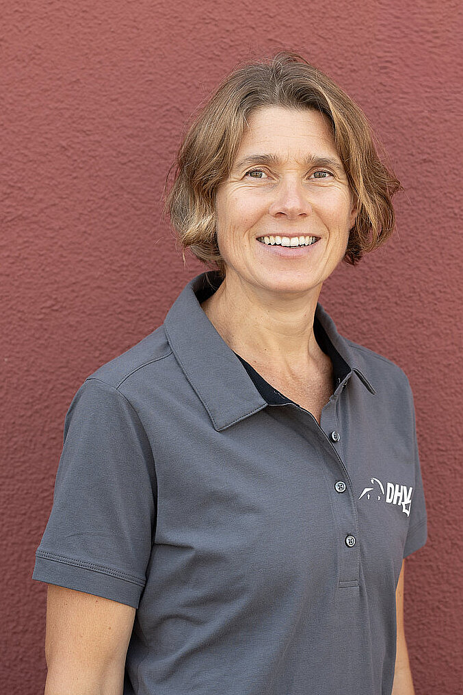 Frau mit T-Shirt vor Wand