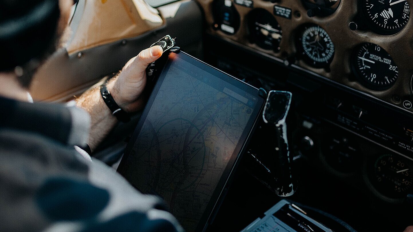 Mann im Flugzeugcockpit