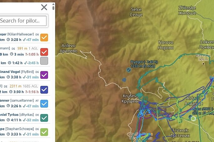 Live-Tracking-Karte mit mehreren farbigen Flugspuren und einer Pilotenliste.