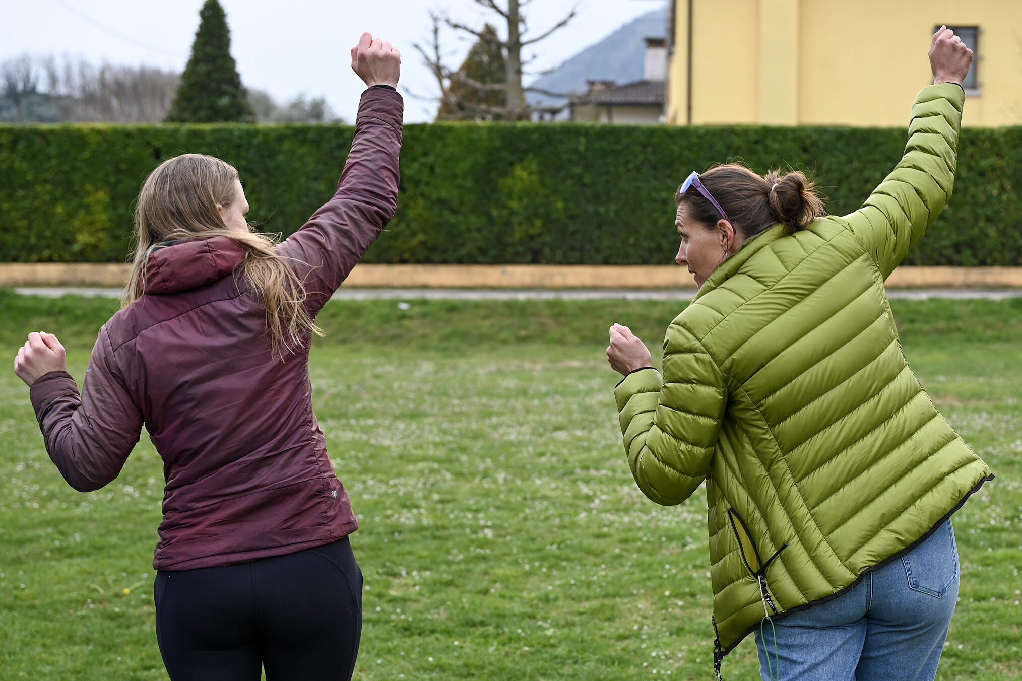 zwei Frauen auf einer Wiese
