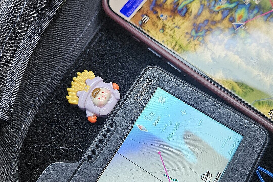 Zwei Navigationsgeräte in einer Tasche zeigen Karten und einen Kurs.