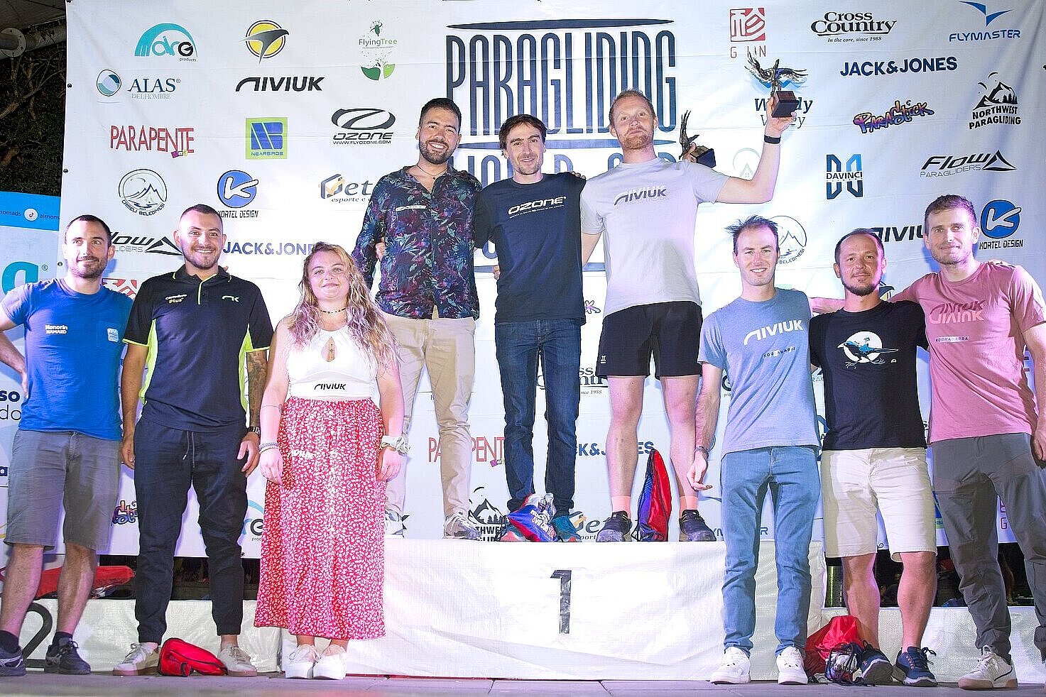 Strahlende Sieger und Teams feiern den Paragliding World Cup gemeinsam